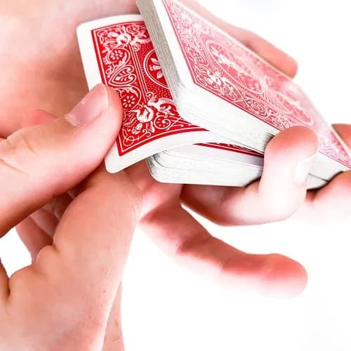Pinky Break – Daumen drückt auf das Kartendeck
