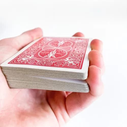 Kleiner Finger erzeugt Spalt am Kartendeck (Pinky Break)