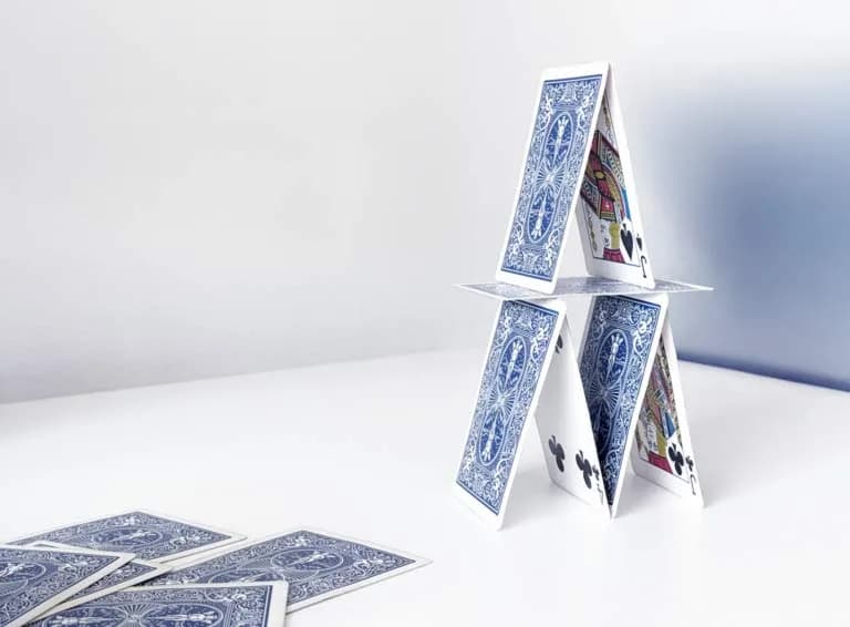 Kartenhaus aus Spielkarten – fertige Pyramide