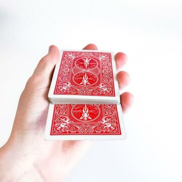 Karte wird von hinten in das Deck geschoben